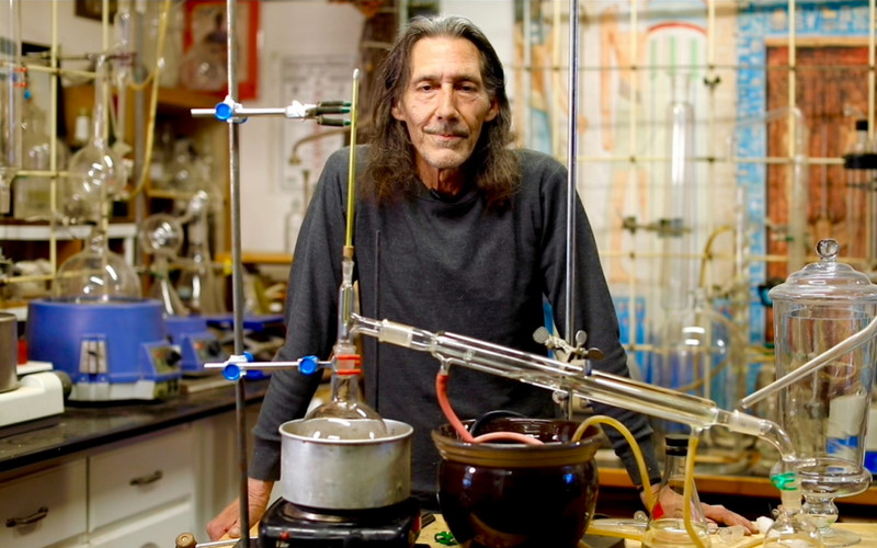 Robert Bartlett pri alkimističnem delu Robert Bartlett pri alkimističnem delu